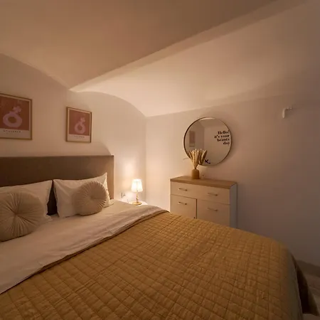 Teatralna With Terrace Daire Lviv